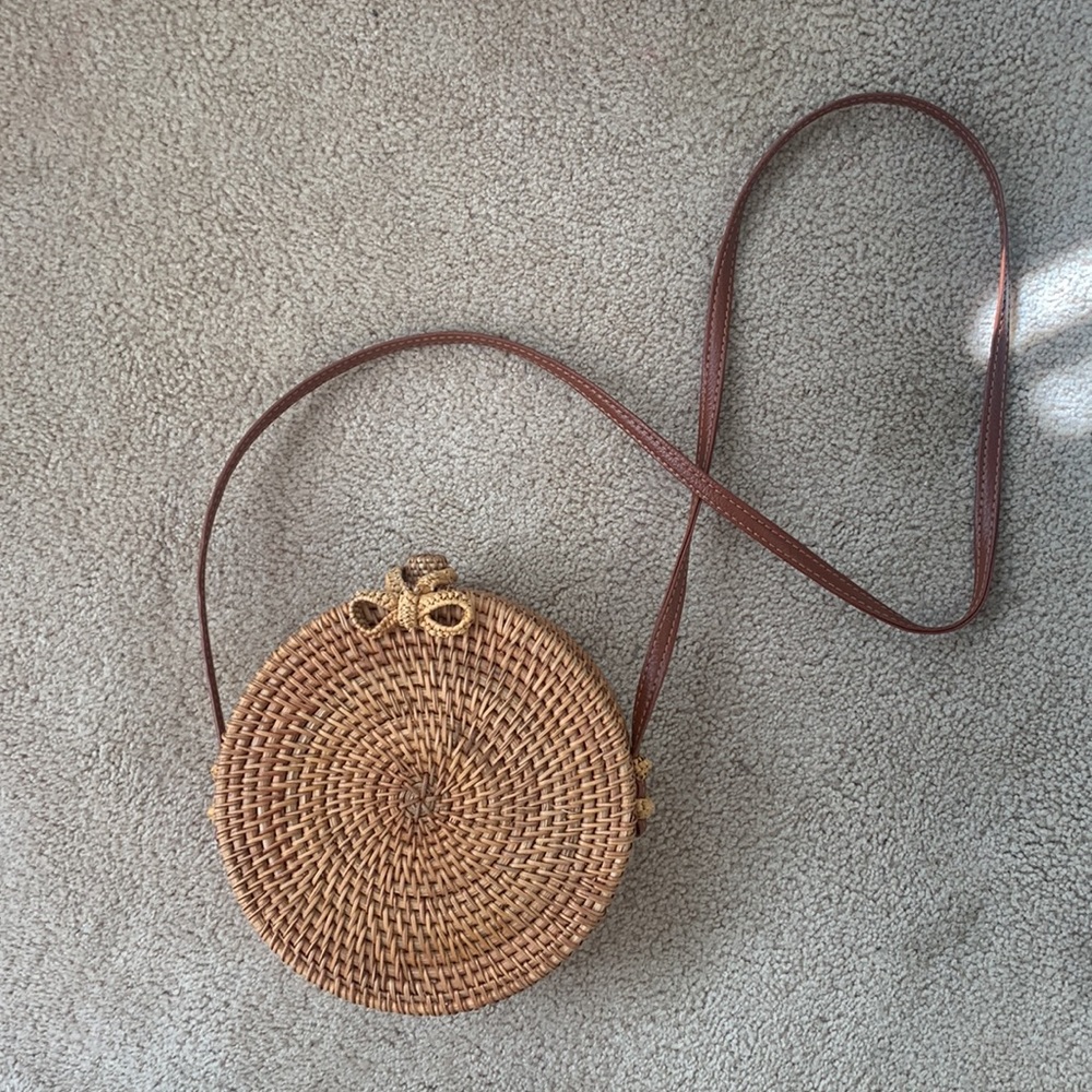 Small round wicker purse, crossbody, like new - Picture 4 of 4